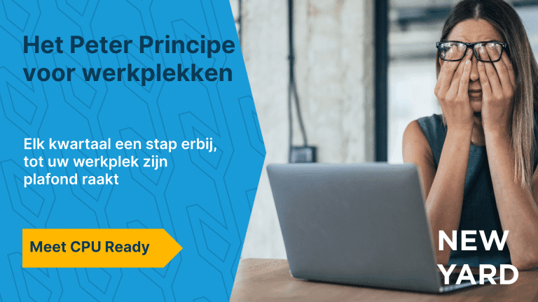 Vrouw achter een laptop die vermoeid haar ogen wrijft, naast een blauw vlak met de titel Het Peter Principe voor werkplekken en het New Yard logo.