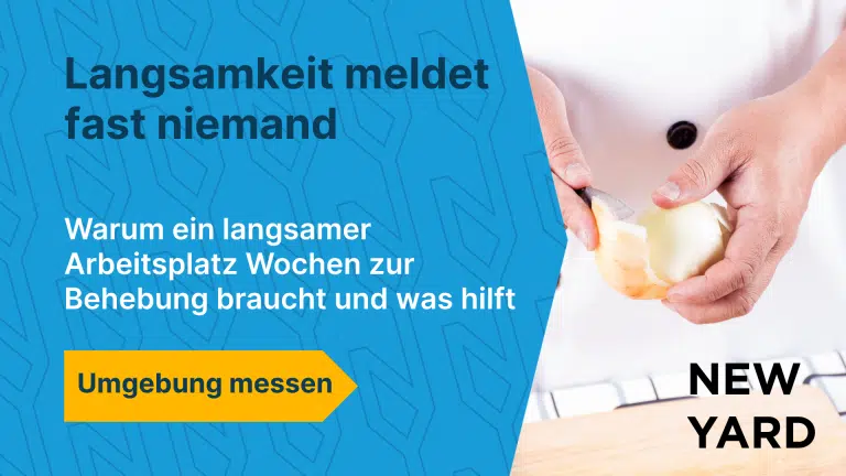 Ein blauer Bereich mit dem Text „Fast niemand meldet Verzögerungen“ und darunter „Warum es Wochen dauert, einen langsamen Arbeitsplatz zu beheben, und was hilft“, mit einer gelben Schaltfläche mit dem Text „Messen Sie Ihre Umgebung“. Rechts ein Foto von zwei Händen, die mit einem Messer eine Zwiebel über einem hölzernen Schneidebrett schälen, dahinter eine Tastatur. Unten rechts das Logo von New Yard.
