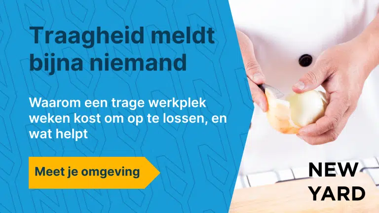 Blauw vlak met de tekst "Traagheid meldt bijna niemand" en daaronder "Waarom een trage werkplek weken kost om op te lossen, en wat helpt", met een gele knop met de tekst "Meet je omgeving". Rechts een foto van twee handen die met een mes een ui pellen boven een houten snijplank, met daarachter een toetsenbord. Rechtsonder het logo van New Yard.